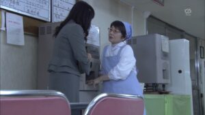 泉ピン子（鉢植を買う女）
