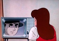 テレビを見て涙を流す明子であった